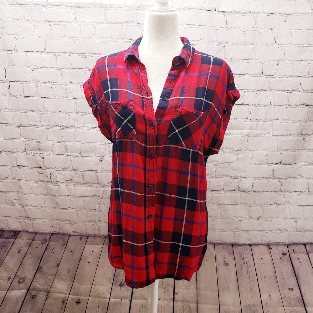 beachlunchlounge red/navy plaid top. Size small.